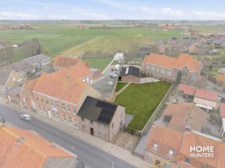 Op zoek naar ruimte, kwaliteit én mogelijkheden? Deze prachtige nieuwbouwwoning (2013) combineert modern wooncomfort met een uitzonderlijk groot perceel en een polyvalente loods van maar liefst 160 m² – ideaal voor zelfstandigen, hobbyisten of wie gewoon extra ruimte zoekt.<br /><br />Wonen in alle comfort en licht<br />Bij het binnenkomen word je meteen verwelkomd in een ruime, lichtrijke leefruimte waar grote raampartijen zorgen voor een prachtig open zicht op de tuin en het omliggende groen. Aansluitend vind je een royale, volledig uitgeruste keuken waar koken en gezellig samenzijn naadloos samenkomen.<br /><br />Praktische indeling<br />Op het gelijkvloers bevindt zich een stijlvolle badkamer, uitgerust met zowel een ligbad als een douche en dubbele wastafel – comfort voor het hele gezin.<br />De bovenverdieping telt maar liefst vier volwaardige en ruime slaapkamers, ideaal voor gezinnen of wie extra bureauruimte wenst.<br />Daarnaast beschikt de woning over een zeer ruime zolder, perfect als opslagruimte of verdere uitbreiding.<br /><br />Degelijke bouwkwaliteit<br />Deze woning werd gebouwd met oog voor duurzaamheid en stevigheid: betonstructuur tot op de zolder, wat garant staat voor een solide en kwalitatieve constructie.<br /><br />Buitenruimte &amp; extra troeven<br />Het perceel biedt een zee van ruimte en rust, met prachtige zichten.<br />Achteraan het perceel is er bovendien een praktische uitweg, wat extra toegankelijkheid en flexibiliteit biedt.<br /><br />De absolute blikvanger is de loods van 160 m² – een enorme meerwaarde voor wie opslag, werkruimte of een atelier nodig heeft.<br /><br />Een unieke combinatie van wonen, werken en genieten van ruimte en rust.<br />Laat je verrassen door de mogelijkheden van deze uitzonderlijke eigendom!<br /><br />Voor meer informatie of een plaatsbezoek contacteer Home Hunters via hallo@homehunters.be of op het nummer 057/377.477