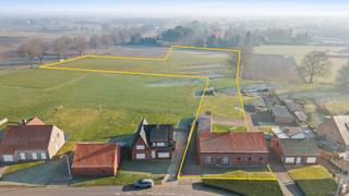 Bent u op zoek naar een woning met uitbreidingsmogelijkheden zoals bijvoorbeeld een praktijkruimte aan huis, gelegen op een groot perceel...