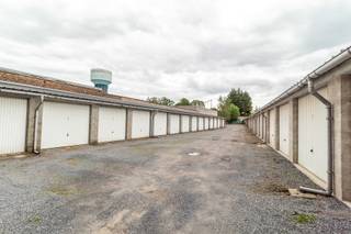 <p>Ontdek een unieke kans in het hart van Gentbrugge! Op een rustige maar centrale locatie bieden we garages en bergingen te koop aan, met de mogelijkheid om zowel individuele garages als meerdere garages aan te kopen. </p><p>Op heden zijn er nog <strong>7 garages en 3 bergingen te koop.</strong> De bergingen worden aangeboden aan € 8.000 / stuk. </p><p>Ideaal voor wie extra opslagruimte nodig heeft, een veilige plaats zoekt voor zijn wagen, of voor investeerders die op zoek zijn naar een rendabele opportuniteit. Dankzij de centrale ligging geniet u van een vlotte verbinding met de belangrijkste verkeersaders en bevindt u zich op slechts enkele minuten van het centrum van Gent. Een ideale locatie met toegang tot alle belangrijke voorzieningen. Deze garages zijn veelzijdig: ze kunnen dienen als opslagruimte of parkeerplaats en bieden buurtbewoners een praktische oplossing voor ruimtegebrek. </p><p>Investeerders hebben de mogelijkheid om de garages te verhuren, wat zorgt voor een stabiel rendement. </p><p>Wacht niet langer en contacteer ons vandaag nog voor meer informatie of een bezoek. Of u nu één garage wenst of een pakket van meerdere, deze garages in Gentbrugge vormen een uitstekende kans! </p><p>Contacteer Michiel via 0478 59 77 41 of via michiel@altro-vastgoed.be</p>