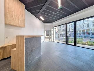 Dit handelspand te huur is gelegen op een toplocatie in het centrum van Gent, aan het Hippoliet Lippensplein. Dankzij de ligging op de hoek van de Vlaanderenstraat en de Brabantdam geniet het pand van een hoge zichtbaarheid en een constante passage van zowel voetgangers, fietsers als auto's.De grote raampartijen zorgen voor een open uitstraling en veel natuurlijke lichtinval, wat het pand bijzonder geschikt maakt voor uiteenlopende commerciële activiteiten.Dankzij de centrale ligging is het pand vlot bereikbaar met zowel het openbaar vervoer, de fiets als de wagen. Op wandelafstand bevinden zich diverse tram- en bushaltes, terwijl parkeren eenvoudig kan in de nabijgelegen ondergrondse parkings zoals Parking Zuid en Parking Kouter.Oppervlakte:Handelsruimte (gelijkvloers): ca. 62 m²Specificaties:- Uitstekende visibiliteit- Semi-casco- Sanitair - Aparte meters- Hoogrendementsbeglazing- TegelvloerBeschikbaarheid:Onmiddellijk beschikbaar.Hebt u interesse in dit handelspand te huur in centrum Gent? Neem zeker contact op via 09 245 35 35 of business.gent@dewaele.com.