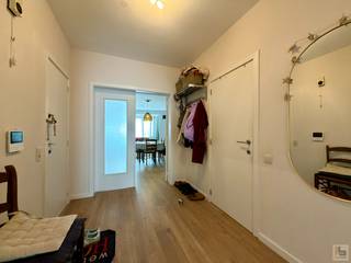 Dit INSTAPKLAAR & LICHTRIJK APPARTEMENT (96m²) met 2 SLAAPKAMERS en bijhorend TERRAS situeert zich op de 2de verdieping van de goed...