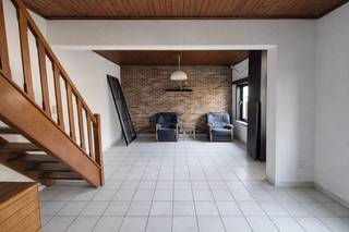 Deze charmante te renoveren woning bevindt zich in Ressegem, kortbij Herzele. De woning omvat volgende indeling: op het gelijkvloers is een lichtrijke leefruimte aanwezig, samen met een afgesloten keuken en een aparte badkamer, waar tevens ook het toilet is voorzien. Op de verdieping zijn 2 slaapkamers terug te vinden.<br />Daarnaast is er ook een zeer mooi gedeelte tuin achter de woning beschikbaar.<br /><br />Deze woning is op zoek naar een handige harry/investeerder! Ben jij deze persoon? Vraag dan zeker je afspraak via info@localsvastgoed.be of via 054 23 53 83.<br />Deze woning is onderhevig aan de renovatieplicht. P-score: A; G-score: A.