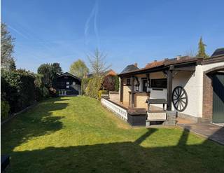 Te koop – halfopen woning in Kuurne (zonder makelaar)<br /><br />Ruime halfopen woning gelegen in een rustige buurt, vlakbij het centrum van Kuurne. Dankzij de vlotte verbinding met de R8 en de nabijheid van winkels, scholen en openbaar vervoer is dit een praktische en goed bereikbare locatie.<br /><br />De woning beschikt over een lichtrijke leefruimte met eetplaats, een volledig uitgeruste keuken met voldoende opbergruimte, 3 slaapkamers en een ruime badkamer. Verder zijn er een zolder, garage met oprit en extra bergruimtes aanwezig.<br /><br />Achteraan bevindt zich een westgerichte tuin met terras, waar je kan genieten van de namiddag- en avondzon.<br /><br />De woning dient grondig gerenoveerd te worden, wat mogelijkheden biedt voor wie zelf wil vernieuwen of investeren.<br /><br />Interesse? Contacteer mij op het nummer 0472024486