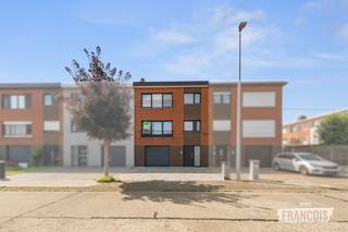 Welkom in Nieuwenhove: een aangename woonbuurt vlakbij het centrum van Oostkamp!<br /><br />Gelegen in een rustige straat waar enkel plaatselijk verkeer in rijdt, bevindt zich deze gerenoveerde bel-etage woonst. De lichtrijke leefruimte met open keuken geeft uit op het grote zonneterras met ingebouwd zonnescherm. Via dit terras heb je toegang tot de zonnige tuin voorzien van een tuinhuis en siervijvertje. Vooraan de woning biedt de ruime oprit plaats voor twee wagens. Daarnaast is er nog een inpandige garage met aparte bergruimte en veranda. <br /><br />Boven in de woning is er een gastentoilet op het eerste verdiep. Een badkamer met inloopdouche en toilet op bevindt zich op het tweede verdiep, waar tevens drie slaapkamers zijn. Alle kamers zijn modern afgewerkt en klaar om in te trekken. De woning is meteen beschikbaar.<br /><br />Interesse? Aarzel niet en plan je bezoek in met Eva via eva@immofrancois.be of 0471 96 08 57!<br /><br />