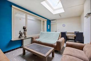 Ontdek dit unieke huis met bakkerij te koop in Brakel, ideaal voor wie werken en wonen wil combineren of zoekt naar een interessant vastgoed-investeringspand op een absolute A-locatie. Het pand ligt in de bruisende winkelstraat van Brakel, op wandelafstand van het centrum, scholen en openbaar vervoer. Dankzij de commerciële zichtbaarheid en het potentieel van zowel de woning als de bakkerij vormt dit een zeldzame kans voor ondernemers of investeerders die willen kopen in Brakel.INDELING:*GELIJKVLOERS:-woning (met commerciële ruimte ingericht als bakkerij);-gezellige woonkamer, keuken en douche;-ruime atelier (diverse mogelijkheden);-zonnig terras;-diepe tuin;*EERSTE VERDIEPING:-2 grote slaapkamers;*TWEEDE VERDIEPING:-2 grote slaapkamers;-badkamer.Dit huis in Brakel biedt uitzonderlijke mogelijkheden voor wie een handelszaak wil uitbouwen of een rendabel investeringsproject wil kopen. De combinatie van een goed gelegen commerciële ruimte, een ruime bovenliggende woning en de flexibele indelingsopties maken dit pand bijzonder aantrekkelijk.TROEVEN:-topcommerciële ligging in de winkelstraat;-ruime atelier en goed georganiseerde werkruimtes;-volledig woonhuis: 4 slaapkamersterras en tuin;-ideaal voor ondernemers of investeerders die vastgoed willen kopen.Renovatieverplichting v. toep. (uitz: bij sloop binnen 5 jaar na aankoop). (Zie: https://www.vlaanderen.be/een-woning-kopen/renovatieverplichting-voor-residentiele-gebouwen.Deze AI-visualisaties zijn bedoeld als inspiratie. Er werd geen rekening gehouden met technische specificaties, stedenbouwkundige voorschriften of concrete mogelijkheden tot realisatie.EPC: 542 kWh/m²EPC: 542.0 kWh/m²Dit pand is onderworpen aan de renovatieverplichting van de Vlaamse overheid voor residentiële gebouwen (behoudens bij sloop binnen 5 jaar na de aankoop). Consulteer voor meer informatie de website van het Vlaams Energie- en Klimaatagentschap via https://www.vlaanderen.be/een-woning-kopen/renovatieverplichting-voor-residentiele-gebouwen