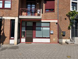 <p><strong>Herk-de-Stad: handelspand te koop met uitstekende zichtbaarheid op toplocatie in het centrum</strong></p>
<p>Dit veelzijdige handelspand bevindt zich op een absolute toplocatie in het centrum van Herk-de-Stad, vlak bij de Markt. Dankzij de vele passage voor de deur geniet het pand van een uitstekende zichtbaarheid, ideaal voor zelfstandigen, vrije beroepen of ondernemers die op zoek zijn naar een centraal gelegen kantoor- of praktijkruimte.</p>
<p>Parkeergelegenheid bevindt zich vlakbij en winkels, scholen, horeca en tal van andere voorzieningen liggen in de onmiddellijke omgeving. Ook de belangrijkste verbindingswegen en de autostrade zijn vlot bereikbaar. Een commerciële ligging die bereikbaarheid en visibiliteit perfect combineert.</p>
<p><strong>INDELING:</strong></p>
<p><strong>Gelijkvloers:</strong> bureel/praktijkruimte, tweede bureel en kitchenette.</p>
<p><strong>Kelder:</strong> apart toilet, douchekamer, wasplaats en een extra ruimte die gebruikt kan worden als berging of bijkomend bureel.</p>
<p><strong>TROEVEN:</strong></p>
<ul><li>Toplocatie in het centrum van Herk-de-Stad</li><li>Uitstekende zichtbaarheid voor uw handelszaak of praktijk</li><li>Parkeergelegenheid in de nabije omgeving</li><li>Winkels, scholen, horeca en andere voorzieningen vlakbij</li><li>Vlotte verbinding naar de autostrade</li><li>Geschikt als kantoor, praktijkruimte of voor vrije beroepen</li></ul>
<p>Op zoek naar een commercieel pand met een sterke ligging en uitstekende zichtbaarheid? Ontdek deze opportuniteit in hartje Herk-de-Stad en plan vandaag nog uw bezoek!</p>
<p><strong>JOUW DROOMZAAK. ZO GEVONDEN!<br /><br /><u>NOTA:</u></strong> De ruimtes op de foto’s zijn leeggehaald. Daarnaast werden drie renders toegevoegd die een mogelijke invulling van de praktijkruimte illustreren.</p>