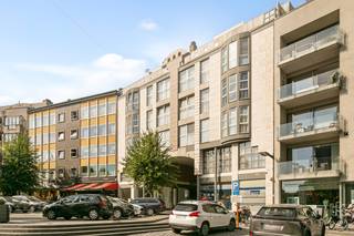 <p>Bent u op zoek naar een ruim penthouse met karakter, een uitzonderlijke ligging én een prachtig uitzicht? Dan zal dit prachtige penthouse in het centrum van Lanaken u ongetwijfeld weten te bekoren.<br />Met een bewoonbare oppervlakte van maar liefst 159 m², een gunstig EPC-label B en twee terrassen, biedt deze eigendom een unieke combinatie van ruimte, comfort en een ongeëvenaard uitzicht over het dorpsplein en de kerk van Lanaken.<br /><br /><strong>Wonen op een absolute toplocatie</strong><br /><br />Dit penthouse bevindt zich pal in het bruisende centrum van Lanaken. Winkels, supermarkten, horecazaken, scholen, openbaar vervoer en andere dagelijkse voorzieningen bevinden zich letterlijk op wandelafstand. Bovendien geniet u van een uitstekende verbinding richting Maastricht (NL), Genk en de omliggende gemeenten.<br />Een centrale ligging zonder in te boeten aan rust, dankzij de unieke ligging op de bovenste verdieping.<br /><br /><strong>Ruimte, licht en een prachtig uitzicht</strong><br /><br />Via de inkomhal betreedt u dit bijzonder ruime penthouse, waar elke ruimte royaal is opgevat.<br />De leefruimte vormt zonder twijfel het hart van de woning. Dankzij de grote raampartijen baadt deze ruimte de hele dag in het natuurlijke licht en geniet u van een prachtig uitzicht. De gezellige kachel zorgt bovendien voor extra warmte en sfeer tijdens de wintermaanden. Door de royale oppervlakte is er meer dan voldoende plaats voor zowel een comfortabele zithoek als een ruime eetkamer.<br /><br />Daarnaast bevindt zich een extra kamer die momenteel is ingericht als tweede woonkamer. Uiteraard kan deze ruimte ook perfect dienstdoen als bureau, hobbykamer of extra slaapkamer, afhankelijk van uw woonwensen.<br />De keuken beschikt over alle nodige ruimte om uitgebreid te koken en wordt aangevuld met een praktische extra keukenhoek, ideaal als ontbijthoek, koffiecorner of bijkomende bergruimte.<br /><br />Het penthouse beschikt over twee volwaardige slaapkamers. Verder zijn er twee badkamers aanwezig. De eerste badkamer is uitgerust met een douche en lavabo, terwijl de tweede badkamer voorzien is van een ligbad, lavabo en toilet.<br /><br />Daarnaast is er een afzonderlijk gastentoilet en een praktische wasruimte met aansluitingen voor zowel een wasmachine als een droogkast.<br /><br />Een absolute troef van dit uitzonderlijke penthouse is het ruime terras aan de voorzijde van de woning, dat zich over de volledige lengte van het penthouse uitstrekt. Hierdoor geniet u van een prachtige buitenruimte met een panoramisch uitzicht over het centrum van Lanaken. Of u nu rustig wilt ontbijten, genieten van een aperitief of simpelweg wilt ontspannen in de buitenlucht, hier kan het allemaal.<br /><br /><strong>Waarom kiezen voor dit penthouse?</strong></p>
<ul>
<li>Exclusief penthouse van maar liefst 159 m²;</li>
<li>Gelegen in het centrum van Lanaken;</li>
<li>Ruim terras aan de voorzijde over de volledige lengte van het penthouse;</li>
<li>Panoramisch uitzicht over het plein en de kerk;</li>
<li>Zeer ruime en lichtrijke woonkamer met sfeervolle kachel;</li>
<li>Extra leefruimte die multifunctioneel kan worden ingericht;</li>
<li>Twee slaapkamers;</li>
<li>Twee badkamers;</li>
<li>Gunstig EPC-label B.</li>
</ul>
<p>Dit penthouse combineert ruimte, licht en een uitzonderlijke ligging tot een unieke woonervaring. Een eigendom als deze komt slechts zelden op de markt en biedt tal van mogelijkheden voor wie royaal en centraal wil wonen.<br /><br />Heeft u interesse in dit ruime penthouse in hartje Lanaken? Neem gerust contact met ons op via <span><strong>+32 (0)89 23 44 22</strong></span> of stuur een e-mail naar<span><strong> info@immoverslegers.be</strong></span>. Wij plannen graag een bezichtiging met u in.</p>