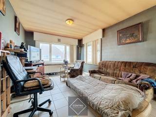 INTERESSANT woning met 4 garages, autostaanplaats en terras te Assebroek!<br /><br /><strong>INDELING:</strong><br /><em><u><strong>Gelijkvloers: </strong></u></em><br />Inkomhal - 4 garageboxen - autostaanplaats.<br /><br /><em><u><strong>Eerste verdieping: </strong></u></em><br />Inkomhal - leefruimte met open keuken - afzonderlijke gastentoilet (met lavabo) - zonneterras!<br /><br /><em><u><strong>Tweede verdieping: </strong></u></em><br />Nachthal - badkamer (o.a. met lavabomeubel, toilet en ligbad) - 2 slaapkamers.<br /><br /><em><u><strong>Derde verdieping: </strong></u></em><br />Zolder.<br /><br /><strong><u>Opmerkingen:</u></strong><br />- Degelijk gebouwde woning!<br />- Betonnen gewelven.<br />- Rolluiken aanwezig.<br />- Onze referentie: A1978<br /><br />INTERESSANT opbrengsteigendom op GUNSTIGE LIGGING! Aarzel zeker niet om ons te contacteren voor verdere informatie en/of een bezoek ter plaatse: 050/70.01.02 - info@centro.be.