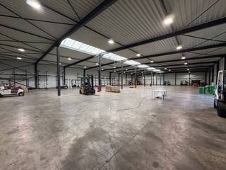Op zoek naar een ruime opslagruimte op een strategische locatie?Deze bedrijfsloods van 1.650 m² (30 m x 55 m) is ideaal voor opslag en beschikt over...