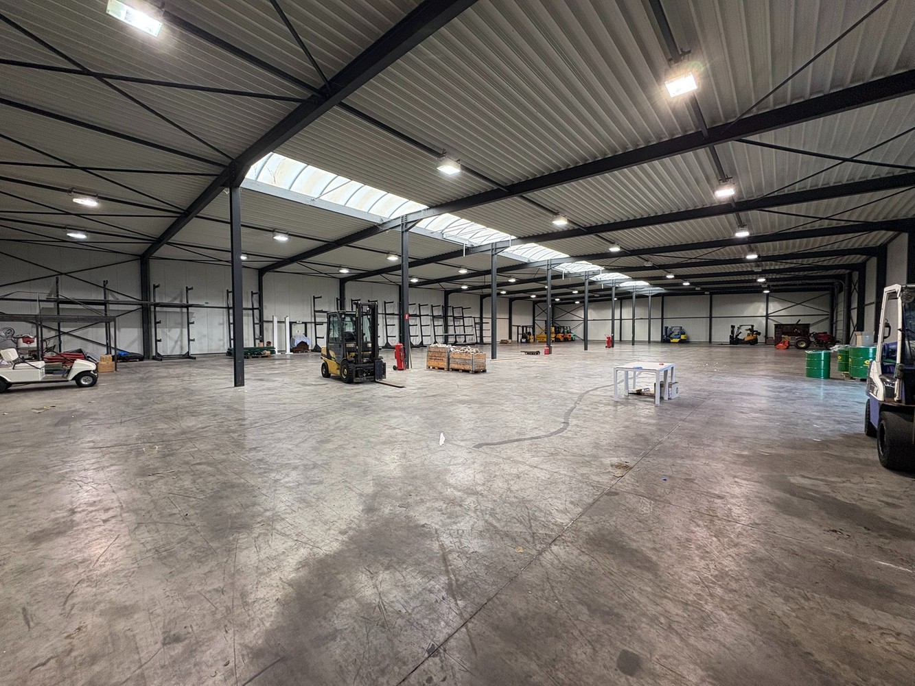 Ruime bedrijshal te huur – logistiek gunstige locatie in Sint-Truiden - foto 1
