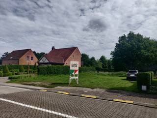 Mooi gelegen bouwgrond met een zuidelijke oriëntatie, gelegen in Grasheide/Putte.<br /><br />De grond is 10a 23ca groot. Hierop kan u een mooie vrijstaande woning bouwen met zonnige tuin en terras.<br />De minimale bouwbreedte is 7m. De maximale bouwdiepte bedraagt 17m op het gelijkvloers.<br /><br />De grond is gelegen in een verkaveling. De bouwvoorschriften en het inplantingsplan zijn te vinden onderaan de pagina, bij 'downloads'.<br /><br />Bent u op zoek naar dit perceel om uw energiezuinige droomwoning te bouwen, twijfel niet te lang en neem contact op met Fernand Tosseyn 0488/51.19.10 of fernand.tosseyn@living-stone.be