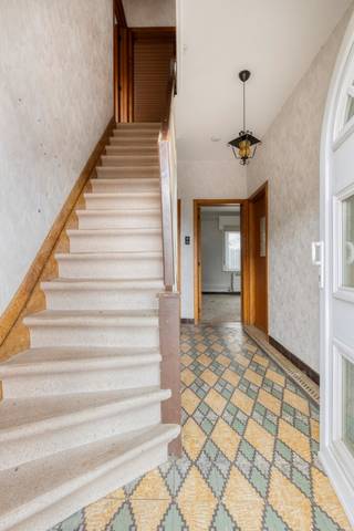 Nieuw bezoekmoment op donderdag 17/09. Reserveer je bezoek op www.woonkantoor.be<br /><br />Ideaal gelegen woning in Eizeringen. Ruime bewoonbare oppervlakte van 261m² + stalling van 65m². Mogelijkheid aankoop naastliggende bouwgrond.<br />Indeling: inkomhal, woonkamer, keuken, wc, eetkamer, bureau, bijkeuken, stal met zolderruimte.<br />Op de verdieping: nachthal, 4 slaapkamers en badkamer. Kelder. <br />De dakverdieping is toegankelijk via een vaste trap en kan nog makkelijk ingericht worden naar verschillende extra ruimtes. <br />Bijkomend is er nog een grote carport, een buitenberging en garage.<br />Troeven: rustige ligging, ruime oppervlakte en het potentieel na verbouwing.<br />EPC: label F. Renovatieverplichting van toepassing.<br />Info en bezoek: contacteer Isa op 0477389974 - isa@woonkantoor.be