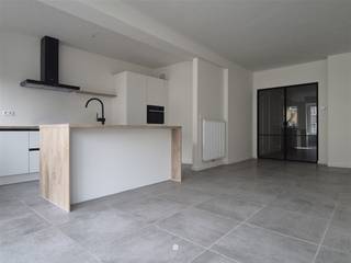 <p><span>SINT-NIKLAAS</span><span> - Ben je op zoek naar een gerenoveerd appartement vlakbij het centrum? Kijk dan snel even verder!</span></p><p><span> </span></p><p><span>Enkele troeven op een rij:</span></p><ul><li><span>Ruim appartement (114 m²)</span></li><li><span>Zonnig terras (11 m²)</span></li><li><span>Instapklaar (volledig geschilderd en voorzien van verlichting)</span></li><li><span>Gunstige ligging vlak bij scholen, winkels, openbaar vervoer, ..</span></li><li><span>EPC B</span></li></ul><p><span> </span></p><p><span>De indeling is als volgt:</span></p><p><span>Inkomhal met apart toilet, berging/wasplaats, ruime woonkamer met veel lichtinval, mooie ingerichte keuken (koelkast, kookvuur, dampkap, oven, vaatwasser), </span></p><p><span>Ingerichte badkamer met lavabomeubel en inloopdouche, drie slaapkamers (14 m ², 9 m², 9 m²), zonnig terras achteraan (zuid-west geörienteerd).</span></p><p><span> </span></p><p><span>Het appartement is gelegen op de eerste verdieping (lift in het gebouw).</span></p><p><span>CV op aardgas.</span></p><p><span> </span></p><p><span> </span></p><p><span>Beschikbaar </span><span>vanaf 1/01/2026</span></p><p><span>Huurprijs</span><span>: € 1025 + € 65 algemene onkosten</span></p><p><span>EPC</span><span>: 186</span></p><p><span> </span></p><p><span>Interesse in dit knap appartement? Vraag dan snel je bezoek aan via onze website!</span></p><p><span> </span></p>