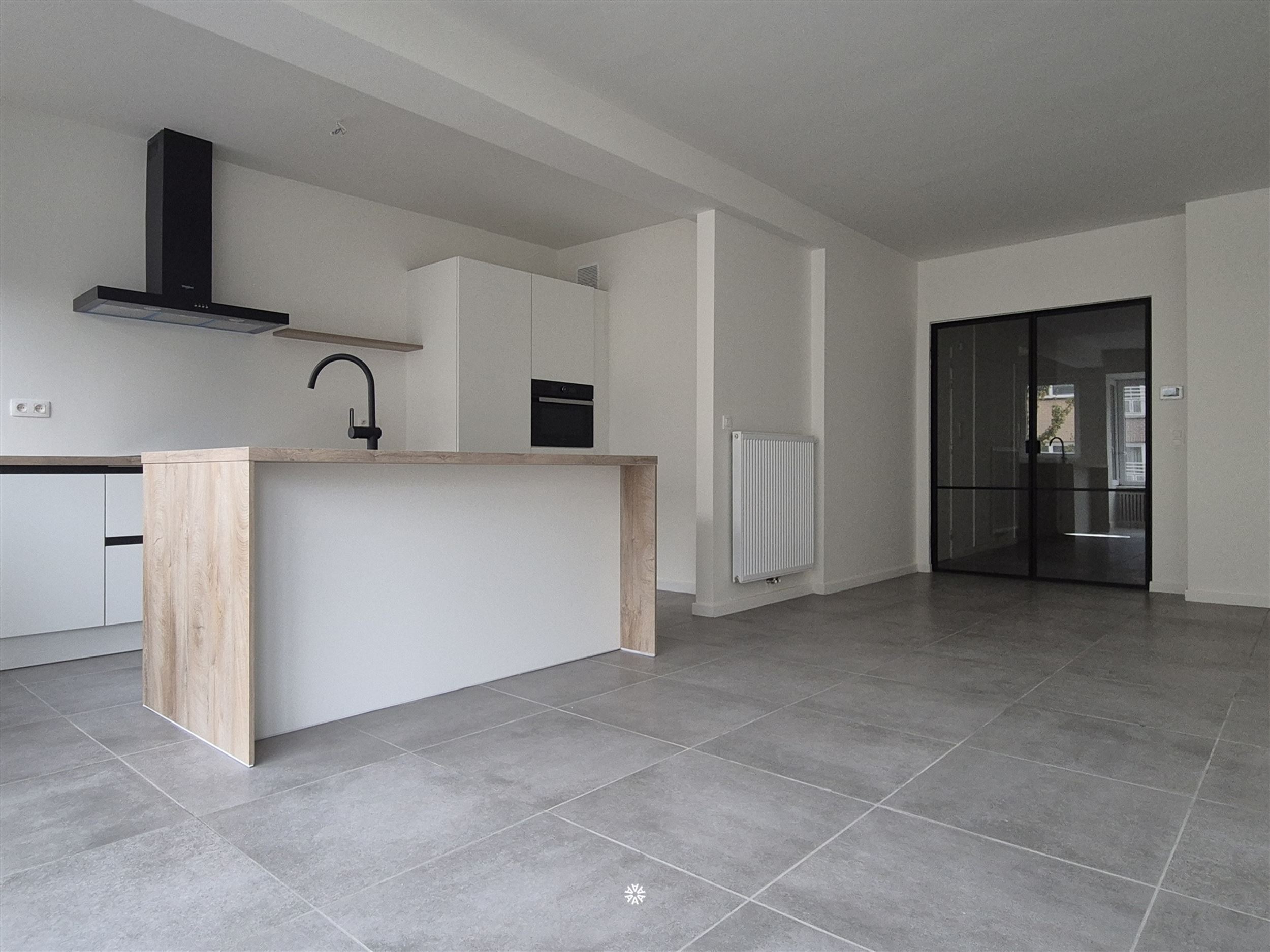 Gerenoveerd appartement met drie slaapkamers te huur - foto 3