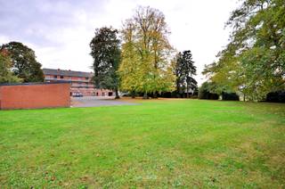 Dit goed onderhouden appartement bevindt zich in het centrum van Kluisbergen! <strong>Centraal gelegen </strong>met scholen, winkels en openbaar vervoer op wandelafstand, kortom een perfecte combinatie van rust en comfort. Vooraan kan u genieten van een prachtig<strong> zicht op de groene omgeving</strong> rondom Kwaremont en het Kluisbos, terwijl u achteraan uitkijkt op de gemeenschappelijke tuin.<br /><br /><strong>Indeling: </strong>je betreedt de woning langs de inkomhal, met rechts een apart gastentoilet en daarnaast de badkamer. De aangename woonkamer sluit aan bij de ingerichte keuken, voorzien van een extra eethoek en toegang tot het <strong>zuidgerichte balkon</strong>. Achteraan bevinden er zich <strong>2 volwaardige slaapkamers</strong>, elk met toegang tot het balkon. Verder is er nog een praktische technische berging in het appartement. Achteraan de residentie is er parking voor de bewoners voorzien.<br /><br />Interesse? Contacteer Kyamo De Smet: 0479 06 13 71