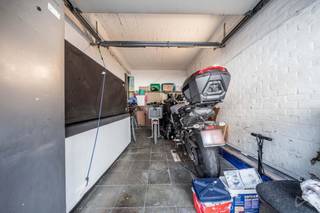 🚗 Garage te koop – Rue du MenuetGelegen in de Rue du Menuet, in de wijk Prins van Luik, vormt deze garage een mooie opportuniteit voor investering...