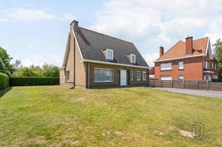 Bent u op zoek naar een woning met veel potentieel in Wielsbeke? Dan is deze op te frissen woning op een perceel van maar liefst 1.321 m² zeker een bezoek waard.Via de ruime oprit, met plaats voor meerdere wagens, bereikt u de garage en de woning. Binnen vindt u een lichtrijke leefruimte, keuken, badkamer en 2 volwaardige slaapkamers. De praktische indeling vormt de ideale basis om de woning volledig naar eigen smaak te renoveren.Een absolute meerwaarde is de ruime zolder, die perfect kan worden ingericht als volwaardige verdieping. Zo creëert u moeiteloos extra slaapkamers, een bureau, hobbyruimte of een royale master bedroom. De uitbreidingsmogelijkheden maken van deze woning een ideale investering voor de toekomst.Ook buiten geniet u van alle ruimte. De grote tuin biedt plaats om te spelen, te tuinieren of heerlijk te ontspannen in alle privacy. Achteraan de tuin bevindt zich ook nog een groentetuin wat ideaal is voor degene met groene vingers.Dankzij de gunstige ligging, de garage, het ruime perceel en het uitzonderlijke uitbreidingspotentieel is deze woning een ideale keuze voor gezinnen en renovatieliefhebbers die hun droomwoning willen realiseren.Interesse? Contacteer luna@immobeguin.be voor meer informatie of een bezoek.
