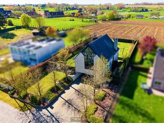 Veelzijdige open bebouwing met RUIME LEEF- EN WERKVOLUMES, LICHTRIJKE RUIMTES en RUSTIGE LIGGING in het landelijke Mater (Oudenaarde). Op een...