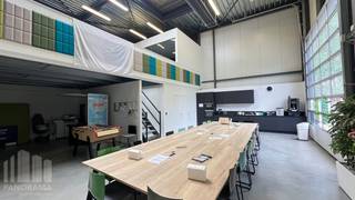 Uitstekend gelegen<strong> kantoorruimte</strong> met een totale oppervlakte van <strong>525 m² </strong>in combinatie met <strong>144 m² magazijn</strong>, op slechts 3 minuten van op- en afrit 23 Turnhout-West van de <strong>E34</strong>. Deze strategische ligging garandeert een vlotte bereikbaarheid richting Antwerpen en Nederland en maakt het pand bijzonder geschikt voor diverse professionele activiteiten.<br /><br />De<strong> kantoren</strong> zijn zeer lichtrijk en volledig uitgerust met onder meer een kitchenette, eetruimte, sanitair, airconditioning, verwarming, zonnewering en zonnepanelen. Dit zorgt voor een aangename en moderne werkomgeving met aandacht voor comfort en energie-efficiëntie.<br /><br />Het <strong>magazijn</strong> beschikt over een <strong>vrije hoogte van 6 m </strong>en is toegankelijk via <strong>een sectionale poort </strong>(4 m breed x 4,5 m hoog). Daarnaast is de ruimte uitgerust met rookluiken met lichtstraat en een stevige polybetonvloer met een draagkracht van<strong> 3 t/m²</strong>, wat zorgt voor een efficiënte en veilige opslagomgeving.<br /><br />Het pand beschikt over laadpalen voor elektrische voertuigen. Het pand is <strong>beschikbaar vanaf 01/09/2026.</strong><br /><br />Voor bijkomende informatie of een plaatsbezoek kan u contact opnemen met <strong>PANORAMA B2B</strong> op <strong>011 220 500.</strong>