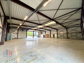 Excellente entrepôt de 575 m², idéal pour diverses activités professionnelles, situé à proximité de la très fréquentée et facilement accessible Tiensesteenweg. Grâce à sa connexion directe via la N3 vers l’autoroute E40, cet emplacement bénéficie d’une excellente accessibilité pour la distribution locale et internationale.<br /><br />Le hall dispose d’une hauteur libre de 6 m et est équipé de 4 portes sectionnelles, offrant une flexibilité et une accessibilité maximales. Sans poteaux porteurs et avec un agencement bien pensé, toute la surface peut être exploitée de manière optimale.<br />L’espace est également particulièrement lumineux grâce à la présence d’un lanterneau et d’un système RWA (évacuation des fumées et de la chaleur), contribuant à un environnement de travail sûr et agréable. Le sol industriel en polybéton durable rend l’entrepôt adapté à une utilisation intensive. En outre, le bien est équipé d’installations modernes telles que l’internet par fibre optique et des sanitaires, améliorant considérablement le confort et la fonctionnalité.<br /><br />Autour de l’entrepôt se trouve un site entièrement pavé et clôturé, avec de nombreuses places de parking et un espace de manœuvre suffisant, idéal pour le trafic poids lourds et les activités logistiques.<br /><br />Une opportunité unique pour les entreprises à la recherche d’un espace de stockage spacieux, bien équipé et stratégiquement situé. Disponible immédiatement !<br /><br />Contactez PANORAMA B2B pour plus d’informations au 0474 17 17 15.