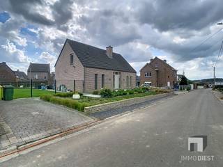 <p><span>Ruime en energiezuinige gezinswoning met 5 slaapkamers, veranda, volledige kelder en EPC-label A.</span></p><p><span>Op een aangename en vlot bereikbare ligging in Kortenaken ontdekt u deze bijzonder verzorgde en ruim ingedeelde gezinswoning, ideaal voor wie op zoek is naar comfort, kwaliteit en energiezuinig wonen. </span></p><p><span>De woning dateert oorspronkelijk uit het midden van de jaren 1990, maar werd doorheen de jaren met veel zorg en aandacht continu verbeterd en gemoderniseerd. </span></p><p><span>Het resultaat is een instapklare woning met een duurzame afwerking, hedendaags wooncomfort en een opvallend laag energieverbruik.</span></p><p><span>Binnen geniet u van een warme, praktische en lichtrijke leefomgeving. De woning beschikt over maar liefst 5 slaapkamers, waardoor ze uitermate geschikt is voor grote gezinnen, samengestelde gezinnen of wie extra ruimte wenst voor bureau, hobbykamer, dressing of logeerkamer. De indeling biedt flexibiliteit en comfort voor elke levensfase.</span></p><p><span>Een grote meerwaarde is de recente aanbouwveranda, die een aangename extra leefruimte vormt en het contact met de tuin versterkt. Hier geniet u het hele jaar door van licht, rust en zicht op het groen. De tuin is bovendien knap aangelegd en bewust niet te groot, waardoor u wel volop geniet van buitenruimte, maar zonder overdreven onderhoud. Ideaal voor wie houdt van comfort en gebruiksgemak.</span></p><p><span>De woning is bovendien volledig onderkelderd, wat een uitzonderlijke praktische troef is. Deze ruimte biedt tal van mogelijkheden: stockage, hobbyruimte, atelier, fitness, wijnkelder of extra technische/werkruimte. Voor gezinnen of zelfstandigen is dit een absolute meerwaarde.</span></p><p><span>Ook energetisch scoort deze eigendom bijzonder sterk. Met EPC-label A, zonnepanelen, airco’s en energiezuinige voorzieningen is deze woning klaar voor de toekomst. U geniet van een laag verbruik, aangenaam binnenklimaat en duurzame technieken die vandaag meer dan ooit het verschil maken. Daarbovenop zijn de elektrische installatie conform en is er geen asbest aanwezig, wat zorgt voor extra gemoedsrust bij aankoop.</span></p><p><span>De ligging biedt een uitstekende balans tussen rustig wonen en bereikbaarheid. U woont in een groene, residentiële omgeving, met goede verbindingen richting Tienen, Leuven en Brussel. Hierdoor is de woning bijzonder interessant voor pendelaars die na een drukke werkdag willen thuiskomen in een comfortabele en ruime thuis.</span></p><p><span>Deze woning onderscheidt zich door haar combinatie van ruimte, energiezuinigheid, onderhoudsgemak, kwalitatieve afwerking en praktische indeling. Een eigendom die perfect inspeelt op de noden van hedendaagse gezinnen en waar u zonder grote zorgen meteen kunt intrekken.</span></p><p><span> </span></p><p><span>Troeven in één oogopslag</span><span> </span></p><p><span>EPC-label A <br />Maar liefst 5 slaapkamers <br />Ideaal voor grote gezinnen of thuiswerkers <br />Recente aanbouwveranda<br />Volledig onderkelderd met garage en automatische poort</span></p><p><span>Zonnepanelen ( 18 panelen - 5 400 Wp ) en airco’s <br />Laag energieverbruik <br />Conforme elektrische installatie <br />Asbestveilig<br />Knappe, onderhoudsvriendelijke tuin <br />Kwaliteitsvolle en duurzame afwerking <br />Goede verbinding richting Tienen, Leuven en Brussel <br />Instapklaar en jarenlang zorgvuldig verbeterd </span></p><p><span> </span></p><p><span>Info of bezoek:  <br />Immo Diest – 013 31 25 22 – <span>info@immodiest.be</span></span><span>  <br />Jan Vanonckelen – 0498 52 64 52 – <span>jan.vanonckelen@immodiest.be</span></span></p><p><span> </span></p>