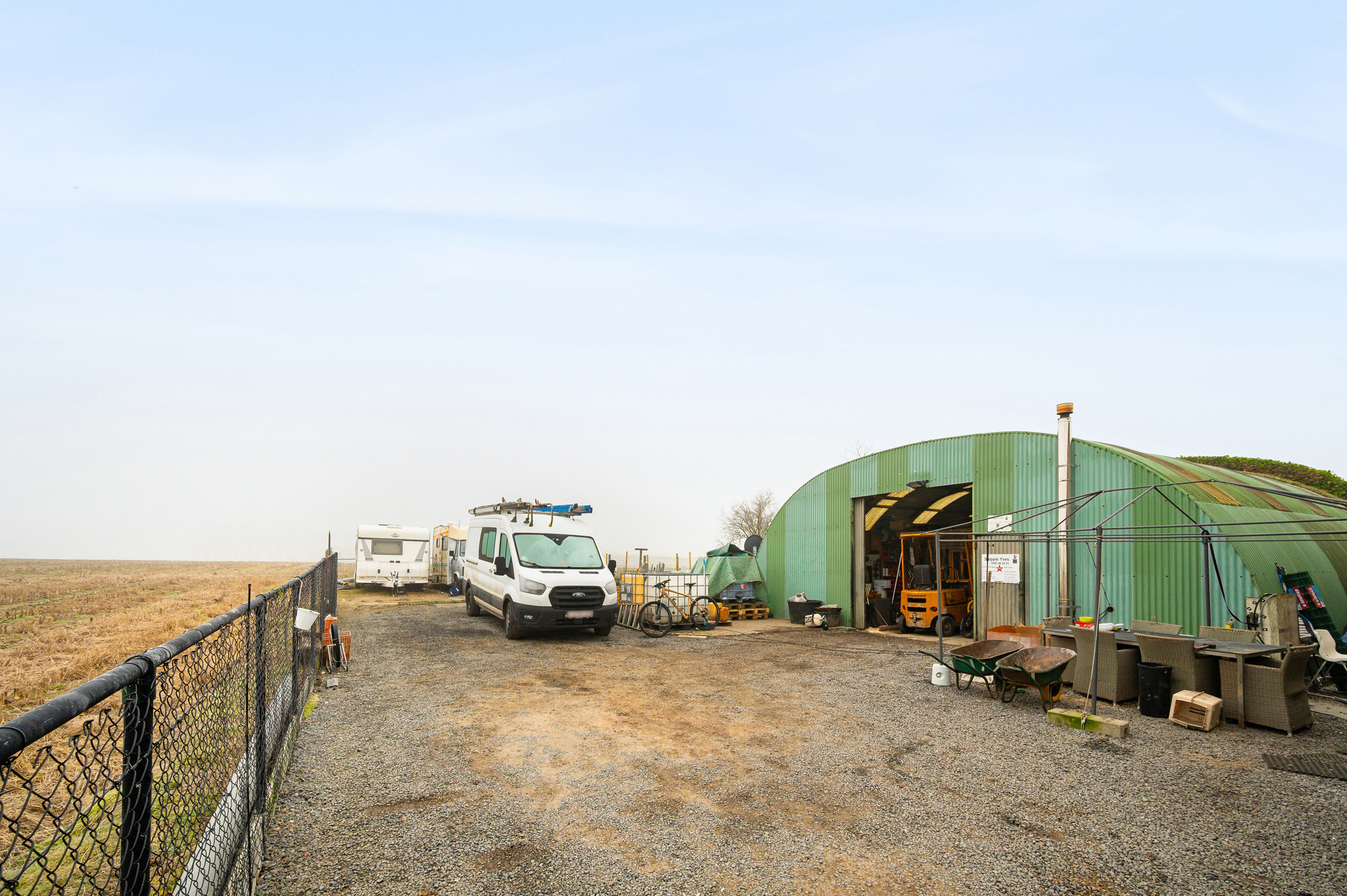 Prachtig gelegen bungalow met loods en open zicht - foto 4