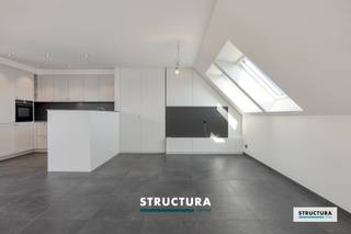 Exclusief penthouse met ruim zonneterras in OpwijkOntdek dit instapklare en energiezuinige penthouse, gelegen in een kleinschalige residentie met slechts 4 woongelegenheden nabij het centrum van Opwijk.Het gebouw dateert van 2020, terwijl het penthouse pas in 2023 voor het eerst in gebruik werd genomen en slechts beperkt werd bewoond. Het appartement is als enige gelegen op de bovenste verdieping en beschikt over een oppervlakte van ca. 107 m2. De grote raampartijen zorgen voor veel lichtinval. Het terras biedt een fijne, rustige plek, die zich uitstekend leent om met wat sfeervol groen extra privacy te creëren.De indeling omvat een aangename leefruimte met volledig uitgeruste kwaliteitskeuken, praktische berging, een ruime slaapkamer en een kleinere kamer die kan dienen als bureel, logeer- of kinderkamer, badkamer met inloopdouche en dubbele lavabo en een apart toilet. Doorheen het appartement zorgen de vele ingemaakte maatkasten voor extra comfort en opbergruimte. Een absolute troef zijn de twee buitenruimtes, waaronder het ruime zonneterras van ca. 22 m2, voorzien van een kwalitatieve luifel en zonwering, alsook een achtergelegen terras van 8m².Verder beschikt het penthouse over elektrische rolluiken en vloerverwarming, en werd er extra aandacht besteed aan de afwerking met vloer- en muurtegels en verlichting. Een lift, geen drempels en een bredere kamerdeur maken het appartement rolstoelvriendelijk. Winkels, scholen en andere voorzieningen bevinden zich op wandelafstand. Een belangrijk financieel pluspunt is dat de verkoop geschiedt onder het stelsel van registratierechten (bv. slechts 2% bij eigen en enige woning) en niet onder het 21% BTW-stelsel.Garagebox en privatieve berging kunnen optioneel worden aangekocht voor €35.000. Tevens mogelijkheid tot aankoop van een tweede garagebox.Een bijzonder verzorgd penthouse voor wie op zoek is naar comfort, privacy en een hoogwaardige afwerking op een centrale locatie in Opwijk.Contacteer Structura voor meer info of een bezoek via info@structura.be of 02/460.80.46