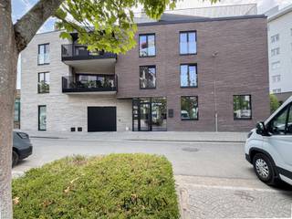 Cet appartement de plain-pied prêt à emménager avec un grand jardin orienté sud est idéalement situé à quelques pas du centre de Bruges.Disposition...