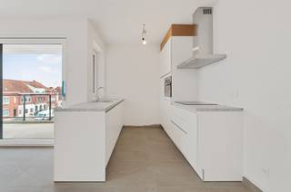 Studio 2.2 bevindt zich op de 2e verdieping van Residentie Lavadero en beschikt over 1 ruime slaapkamer.<br />Bezoek het modelappartement en verhuis of verhuur bij akte! De studio is een ideale investering!<br /><br />Bij het ontwerp van dit <strong>kleinschalig project</strong> werd ook goed nagedacht over de inplanting van de appartementen om te genieten van <strong>maximale lichtinval</strong>. <br />De <strong>gemeenschappelijke binnentuin</strong> is een kleine groene oase. <br /><br />Het appartementsgebouw bestaat uit slechts <strong>4 bouwlagen</strong>.<br />Het gelijkvloerse gedeelte werd voorbehouden voor garages, overdekte parkeerplaatsen, fietsenstalling, gemeenschappelijke ruimtes voor technieken en berging. De appartementen zelf zijn gesitueerd op het <strong>eerste tem derde verdiep</strong> waardoor <strong>inkijk minimaal</strong> is en je in alle rust kunt genieten. <br /><br /><span>Voor een </span><strong>bezoek aan het ingerichte modelappartement</strong><span><span><span><span><span><span><span><span><span> neem je </span></span></span></span></span></span></span></span></span><strong>contact </strong><span><span><span><span><span><span><span><span><span>op met </span></span></span></span></span></span></span></span></span><strong>Fries </strong><span><span><span><span><span><span><span><span><span>van '</span></span></span></span></span></span></span></span></span><span><strong><span><span>MijnHabitat</span></span></strong></span><span><span><span><span><span><span><span><span><span><span>' via </span></span></span></span></span></span></span></span></span></span><span><strong><span><span>fries@mijnhabitat.be</span></span></strong></span><span><span><span><span><span><span><span><span><span><span> of </span></span></span></span></span></span></span></span></span><strong>0476 05 94 63</strong> </span><br /><br /><span>De vermelde prijzen zijn exclusief registratierechten (12%) en exclusief BTW (21%)</span><br />