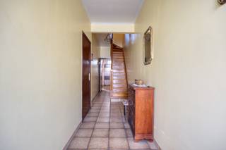 Zoekt u een huis met garage in Deurne? Dan hebben wij dit uitstekend onderhouden huis te koop in Deurne aan de Albert Bevernagelei 36. Dankzij de uitstekende mobiscore van 9,2/10 woont u hier bijzonder centraal. Het bekende park Rivierenhof bevindt zich op slechts 10min afstand en bevindt u zich op 10 van het centrum van Antwerpen. <br /><br />Indeling van het huis:<br />- Gelijkvloers: inpandige garage, keuken en een extra ruimte waar u tijdens de zomeravonden kan vertoeven of kan gebruiken als hobbykamer.<br />- Eerste verdieping: badkamer, ruime leefruimte met open leefkeuken.<br />- Tweede verdieping: twee volwaardige slaapkamers. <br />- Zolder die kan omgevormd worden tot een derde slaapkamer<br />- Buitenruimte: Onderhoudsvriendelijke en gezellige koer om in alle rust buiten te zitten.<br /><br />Belangrijkste troeven:<br />- Inpandige garage <br />- Conforme elektriciteit <br />- Uitstekende Mobiscore (9.2/10)<br /><br />Ben jij geïnteresseerd in dit vastgoed te koop in Deurne? Aarzel dan niet om ons te contacteren. Het Dewaele vastgoedkantoor van Deurne aan de Turnhoutsebaan staat graag tot uw dienst. Had u graag een gratis schatting van uw eigendom? bel ons voor een vrijblijvend gesprek op 03/666.66.66 of mail naar deurne@dewaele.com<br /><br /><br />Dit pand is onderworpen aan de renovatieverplichting van de Vlaamse overheid voor residentiële gebouwen (behoudens bij sloop binnen 5 jaar na de aankoop). Consulteer voor meer informatie de website van het Vlaams Energie- en Klimaatagentschap via https://www.vlaanderen.be/een-woning-kopen/renovatieverplichting-voor-residentiele-gebouwen<br /><br />Bestuursmaatregelen in het maatregelenregister: nee