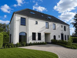 Ter info: Los meubilair, verlichting en gordijnen en inrichting zolderverdieping van de woningen is louter ter illustratie. Dit werd via AI opgemaakt.<br /><br />Via een private oprijlaan van maar liefst 35 meter bereikt u dit uitzonderlijke perceel met twee exclusieve nieuwbouwwoningen. Vanaf het eerste moment ervaart u hier een oase van rust, privacy en groen.<br /><br />Alle bouwzorgen werden u volledig uit handen genomen: de woningen zijn reeds tot in de kleinste details afgewerkt met hoogwaardige en duurzame materialen. Buitengevels werden tevens gekaleid. Oprit, voortuin en terrassen zijn in alle precisie aangelegd in een verfijnde combinatie van kleiklinkers, uitgewassen beton en Franse dolomiet. Omheind met deels zwarte ericamatten en mooie hagen. <br /><br />De woningen zijn volledig voorzien van ingewerkte inbouwspots. Enkel de schilderwerken laat u nog volledig naar eigen smaak uitvoeren.<br />Elke woning beschikt over individuele verwarming via een lucht/water-warmtepomp, met vloerverwarming op zowel het gelijkvloers als de eerste verdieping.<br /><br /><strong>Woning – Lot A: 685.000 euro (exclusief kosten zoals registratie, btw, enz...)<br /></strong><br />Gelegen op een perceel van 744 m², met eigen carport, tuinberging en fietsenberging.<br /><br />De woning verwelkomt u via een ruime inkomhal met apart gastentoilet en een tweede toegang tot de praktische berging/wasruimte, waar tevens de mogelijkheid bestaat om een koelcel te voorzien.<br /><br />De lichtrijke leefruimte omvat een volledig uitgeruste keuken en een gezellige leefruimte met grote glaspartijen die uitgeven op de zonnig georiënteerde tuin. Aansluitend bevindt zich een afzonderlijk bureel, stijlvol afgescheiden door een stalen deur. De volledige leefruimte is afgewerkt met hoogwaardig eiken parket.<br /><br />Op de eerste verdieping bevinden zich drie volwaardige slaapkamers, waarvan de master bedroom beschikt over een aanpalende dressingruimte. De ruime badkamer is uitgerust met een inloopdouche, ligbad en dubbele lavabo. Daarnaast is er een apart toilet in de nachthal.<br />Via een vaste eiken trap bereikt u de volledig geïsoleerde zolderverdieping, die eenvoudig kan worden ingericht tot bijkomende slaapkamers of multifunctionele ruimte.<br /><br />
<p><strong>Woning – Lot B: 660.000 euro (exclusief kosten zoals registratie, btw, enz...)</strong></p>
<p>Gelegen op een perceel van 676 m², met eigen carport, tuinberging en fietsenberging.</p>
<p>Deze woning beschikt over een inkomhal met apart toilet en een bijzonder ruime berging/wasplaats, met mogelijkheid tot het installeren van een koelcel en een douchecel.</p>
<p>De riante leefruimte bestaat uit een volledig ingerichte keuken en een aangename leefruimte met grote raampartijen die zorgen voor een overvloed aan natuurlijk licht en een directe verbinding met de zongerichte tuin. Ook hier is een afzonderlijk bureel voorzien, afgescheiden door een elegante stalen deur. De afwerking gebeurt volledig in eiken parket.</p>
<p>De eerste verdieping telt drie ruime slaapkamers en een royale badkamer met inloopdouche, ligbad en dubbele lavabo. Een apart toilet bevindt zich in de nachthal.</p>
<p>De vaste eiken trap leidt naar de volledig geïsoleerde zolderverdieping, waar zonder moeite extra slaapkamers of een hobbyruimte kunnen worden gecreëerd.</p>
Twee nieuwe pareltjes in Waregem om U tegen te zeggen!!!!!