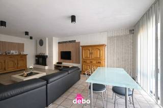 Dit aangename appartement in Avelgem biedt alles wat u zoekt voor comfortabel wonen.Bij het binnenkomen wordt u verwelkomd in een lichtrijke...