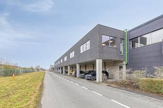 At an excellent visible location in the Hedersbrug industrial zone (Pathoekeweg 150 m²), we offer this ready-to-move-in and bright office space...