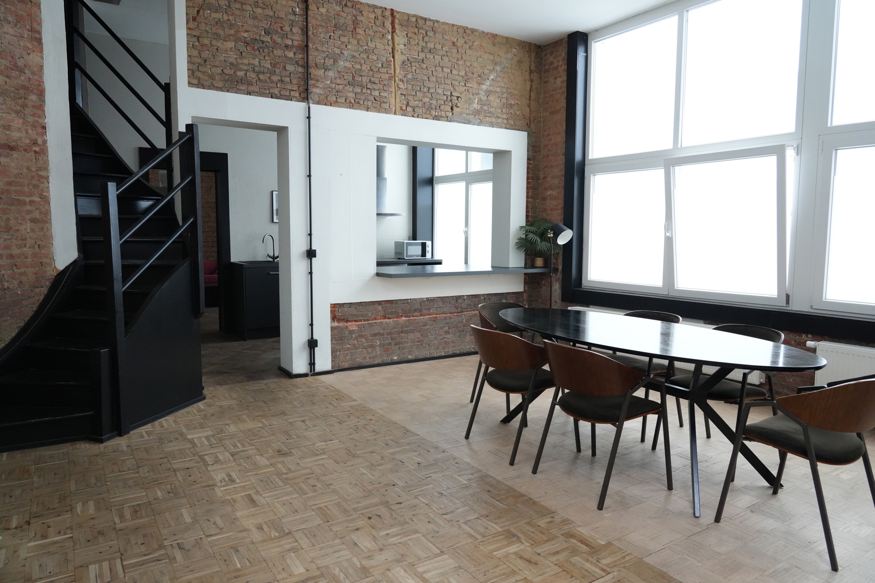 Ruim en lichtrijk triplex-atelier in de stad - foto 1