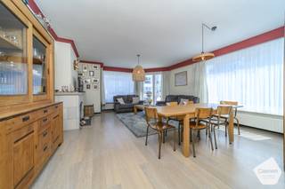 <p>Bent u op zoek naar een ruim appartement op een absolute topligging? Dan is dit verzorgde 3-slaapkamerappartement precies wat u zoekt.<br /><br />Gelegen op de<strong> hoek van de Zeelaan en de Bonzellaan</strong>, aan de rand van de charmante Dumontwijk en midden in het bruisende commerciële centrum van De Panne, geniet u van alle winkels, horecazaken en voorzieningen binnen handbereik. Bovendien bevindt het strand zich op slechts een korte wandelafstand.<br /><br />De royale leefruimte met haar charmante schouw vormt het warme hart van het appartement en biedt alle ruimte voor een gezellige zit- en eethoek. De geïnstalleerde keuken sluit aan op een gezellig <strong>zuidgericht zonneterras</strong>, waar u heerlijk kunt genieten van de zon.<br /><br />Verder beschikt het appartement over <strong>drie volwaardige slaapkamers</strong>, een praktische berging met wasruimte en technische voorzieningen, een apart gastentoilet en een private kelderberging.<br /><br />Ook op het vlak van comfort scoort deze eigendom uitstekend. Het gebouw is voorzien van<strong> een lift </strong>en het appartement beschikt over een <strong>energiezuinig EPC-label C</strong>.<br /><br />Dankzij de uitstekende ligging, de royale leefruimtes en de praktische indeling is dit appartement uitermate geschikt als <strong>comfortabele vaste woonplaats, tweede verblijf aan zee of interessante investering met een aantrekkelijk verhuurpotentieel.</strong><br /><br /><strong>Troeven:</strong></p>
<ul>
<li>Topligging in de winkelstraat, op wandelafstand van het strand</li>
<li>Drie volwaardige slaapkamers</li>
<li>Royale leefruimte met charmante schouw</li>
<li>Geïnstalleerde keuken</li>
<li>Gezellig zuidgericht terras</li>
<li>Ruime berging met wasruimte</li>
<li>Apart gastentoilet</li>
<li>Private kelderberging</li>
<li>Lift aanwezig</li>
<li>Energiezuinig (EPC C)</li>
</ul>
<p>Een unieke opportuniteit voor wie ruim en centraal wil wonen aan de Belgische kust.</p>