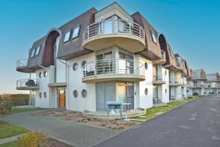 Ontdek dit gezellig en instapklaar gelijkvloersappartement, ideaal als tweede verblijf, investering of comfortabele woonst aan de kust. De...