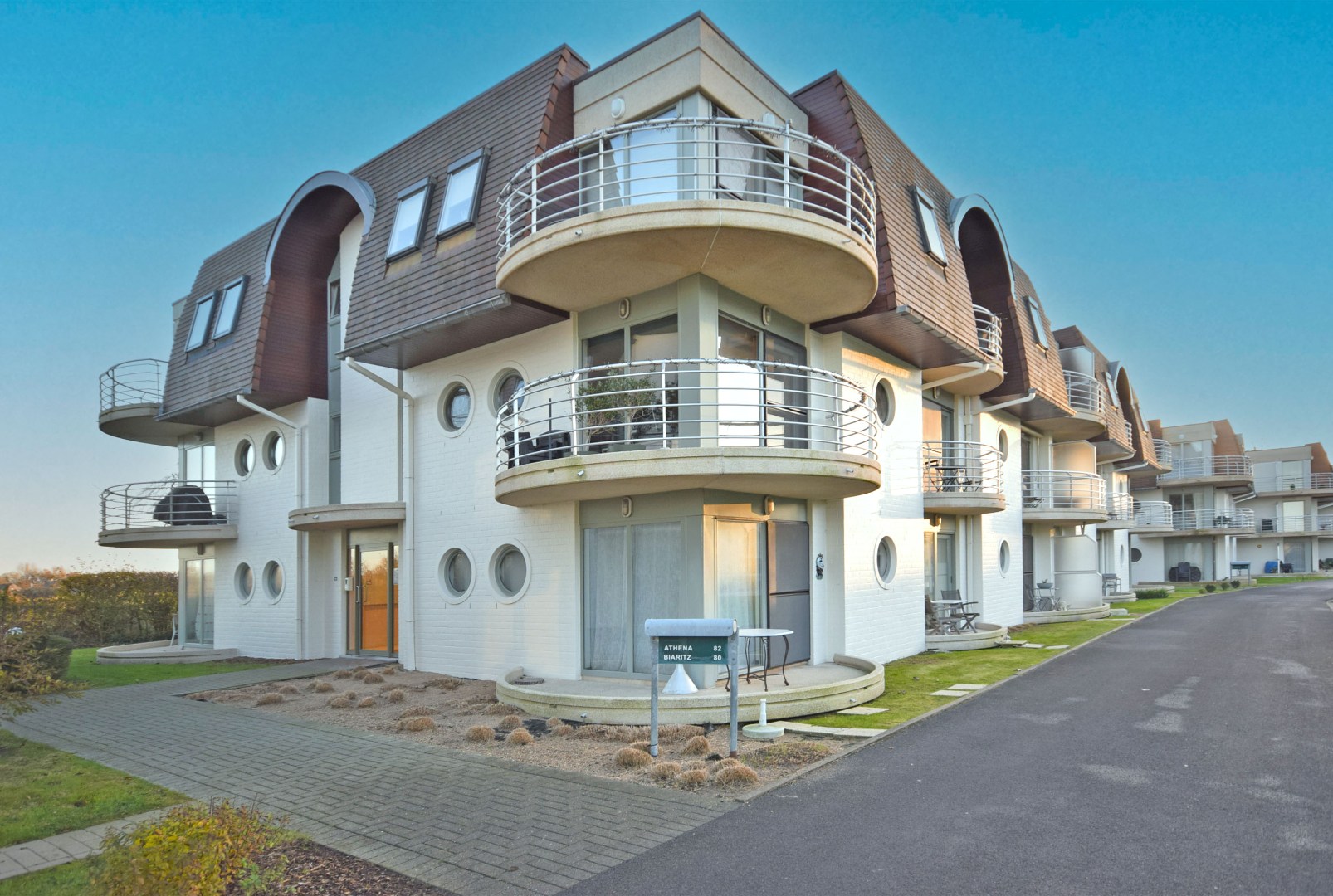 Gelijkvloers appartement met terras te Bredene - foto 1