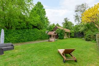 Deze uitstekend gelegen woning bevindt zich op een zonnig perceel van 1.030 m² en biedt verschillende mogelijkheden voor wie de woning verder wenst te moderniseren naar eigen smaak en hedendaagse normen. Dankzij de combinatie van de ligging, het perceel en de grote garage achteraan, betreft dit een eigendom met interessant potentieel.<br /><br /><strong>Indeling</strong><br />Via de inkomhal met gastentoilet betreedt u de woning. Van hieruit bereikt u de ruime woon- en eetkamer, die geniet van een aangename lichtinval.<br />Aansluitend bevindt zich de keuken met praktische berging, voorzien van aansluitingen voor wasmachine en droogkast.<br /><br />Via de nachthal bereikt u de drie volwaardige slaapkamers en de badkamer, uitgerust met douche, ligbad, toilet en lavabomeubel. Daarnaast is er nog een aparte ruimte met vaste trap naar de ruime zolderverdieping.<br /><br />Verder beschikt de woning over een ruime veranda met zicht op de tuin, waar u in alle rust van het groene perceel kan genieten.<br /><br />Achteraan het perceel bevindt zich nog een ruime<strong> </strong>garage, ideaal voor zelfstandigen, hobbyisten, extra opslag of het stallen van meerdere voertuigen.<br />Tot slot beschikt de woning nog over een ruime kelder en kruipruimte.<br /><br /><strong>Bijzonderheden</strong><br />+ EPC C<br />+ Ruim en zonnig perceel van ca. 1.030 m²<br />+ Ruime garage<br />+ 3 volwaardige slaapkamers<br />+ Uitstekende ligging met veel potentieel<br /><span>Bew. opp. volgens EPC</span>