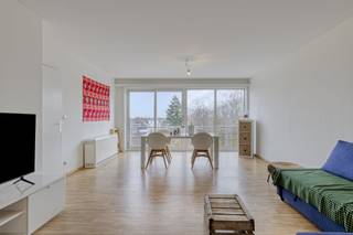 Het appartement met 2 slaapkamers te koop aangeboden is gunstig gelegen in de Bikschotelaan 214 in Borgerhout. Op slechts 5 minuten fietsen bevinden zich zowel het Boekenbergpark als Te Boelaarpark, en grootsteden zijn vlot bereikbaar.De indeling van dit lichtrijke appartement te koop aangeboden in Borgerhout is als volgt:- je neemt de lift naar het vijfde verdiep- inkom in de lichtrijke en ruime leefruimte- aparte keuken met berging- nachthal- 2 ruime slaapkamers met knap uitzicht- badkamer- wasruimteMomenteel is het appartement verhuurd.Ben jij geïnteresseerd in dit vastgoed te koop in Deurne? Aarzel dan niet om ons te contacteren. Het Dewaele vastgoedkantoor van Deurne aan de Turnhoutsebaan staat graag tot uw dienst. Had u graag een gratis schatting van uw eigendom? bel ons voor een vrijblijvend gesprek op 03/666.66.66 of mail naar deurne@dewaele.comStedenbouwkundige inlichtingen : in aanvraagEPC Bikschotelaan 214 Borgerhout: 186 kWh / (m²jaar) (B)