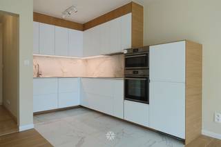 <p><span>GAND - Avenue des Floralies 55 :  Vous recherchez un appartement rénové avec vue sur le parc de la citadelle à louer à Gand ? Alors ce bien pourrait vous intéresser.</span></p><p><span> </span></p><p><span>Ses principaux atouts en bref :</span></p><ul><li><span>Appartement rénové offrant une belle vue</span></li><li><span>À quelques minutes à vélo ou à pied du centre de Gand</span></li><li><span>À proximité de la gare Saint-Pierre de Gand</span></li><li><span>Avec cave et local à vélos </span></li></ul><p><span> </span></p><p><span>Voici l'agencement :</span></p><p><span>Hall d'entrée avec 2 débarras, pièce à vivre et cuisine ouverte attenante, salle de bains (douche à l'italienne, lavabo et WC), chambre donnant directement sur la terrasse.</span></p><p><span>Comprend un débarras en sous-sol et un local à vélos.</span></p><p><span> </span></p><p><span>Disponible immédiatement. Résidence obligatoire.</span></p><p><span>Loyer : € 850</span><span> </span><span>+ € 80 de charges (eau comprise). Électricité et gaz à régler séparément. </span></p><p><span> </span></p><p><span>Contactez l’agence immobilière Axel Lenaerts pour organiser une visite via notre site web.</span></p><p><span> </span></p>