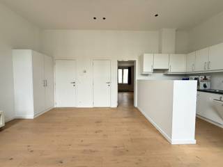Op een toplocatie in Antwerpen-Zuid, tussen de Marnixplaats, het KMSKA en de Scheldekaaien, bevindt zich dit lichtrijke en gerenoveerde 1-slaapkamerappartement van ca. 70 m². Het appartement ligt op de tweede verdieping van een karaktervol herenhuis met slechts vijf wooneenheden.

De ruime leefruimte geniet dankzij drie hoge ramen van een aangename lichtinval en is afgewerkt met een warme houten parketvloer. Aansluitend bevindt zich de volledig uitgeruste open keuken met ontbijttoog en kwalitatieve Bosch-toestellen. De ruime slaapkamer is gelegen aan de rustige achterzijde van het gebouw. Verder beschikt het appartement over een badkamer met douche en dubbele lavabo en een afzonderlijk toilet.

De ligging is zonder twijfel een grote troef. Het KMSKA, het Zuidpark, de Scheldekaaien en talrijke gezellige horecazaken bevinden zich op wandelafstand. Ook winkels, scholen en openbaar vervoer zijn vlot bereikbaar.

Extra comfort wordt geboden door de aanwezige wasmachine, droogkast en reeds geplaatste designverlichting.

Het appartement is onmiddellijk beschikbaar en bereikbaar via de trap (geen lift).

Huurprijs: € 995/maand.
Algemene kosten: € 100/maand, inclusief waterverbruik.
Gas en elektriciteit individueel ten laste van de huurder.

Interesse in dit appartement? Neem gerust contact op voor meer informatie of een bezoek. 

Benieuwd naar de waarde van je woning? Vraag een gratis schatting aan via matthew@bauwensvastgoed.be