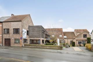 <p><span>Immeuble de rapport à Puurs avec un potentiel exceptionnel.</span></p><p><span> </span></p><p><span> </span></p><p><span>Cette impressionnante propriété à Puurs représente une opportunité unique pour les entrepreneurs et les investisseurs. Avec une surface habitable totale de 1443 mètres carrés et un terrain de 1634 mètres carrés, cette propriété dispose d'un espace considérable pour diverses utilisations.</span></p><p><span> </span></p><p><span>Le complexe comprend pas moins de 25 chambres, offrant une flexibilité exceptionnelle pour une utilisation hôtelière, des chambres d'hôtes, des services spécialisés ou des espaces multifonctionnels, par exemple.</span></p><p><span> </span></p><p><span>L'architecture combine des éléments traditionnels en briques avec des ajouts modernes, dont un bardage contemporain en bois qui confère à l'ensemble un caractère contemporain.</span></p><p><span> </span></p><p><span>L'emplacement à Puurs est stratégiquement favorable, avec une communauté de voisinage établie et des parkings disponibles.</span></p><p><span> </span></p><p><span>Cette propriété offre d'excellentes opportunités pour les entreprises à la recherche d'un espace substantiel, comme des hébergements touristiques, des places d'affaires, des centres de formation ou d'autres initiatives commerciales. L'échelle de la propriété combinée au nombre de chambres en fait une opportunité rare sur le marché local.</span></p><p><span> </span></p><p><span>La propriété est louée aujourd'hui pour au moins 2 ans</span></p><p><span> </span></p><p><span>Pour plus d'informations, contactez : Jean-Pierre Dauwe : 0475/51 34 67 ou email : <span>jean-pierre@janssenenjanssen.be</span></span><span> </span></p><p><span> </span></p><p><span> </span></p>