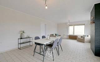 Deze ruime (net geen 200m²) opgefriste woning verwelkomt u met een inkomhal, een ruime en lichtrijke leefruimte, een afzonderlijke keuken, een badkamer, een apart toilet en een slaapkamer op het gelijkvloers. <br />Op de verdieping bevinden zich nog drie volwaardige slaapkamers.<br /><br />Verder beschikt de woning over een handige wasplaats, een riante kelder en een inpandige garage. <br />De praktisch te onderhouden tuin vormt een aangename buitenruimte, en is bijkomend voorzien van een tuinberging. <br /><br />Met enkele gerichte energetische aanpassingen kunt u deze woning omvormen tot de ideale gezinswoning.