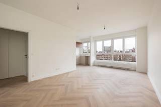Schitterend gerenoveerd appartement op het bruisende zuid met zicht op het nieuwe ZUIDPARK.Indeling van het appartement:Inkomhal met vestiairekast:...