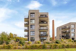 Huurprijs: 1.400 EUR / maand (geen gemeenschappelijke kosten)<br />Beschikbaar: vanaf 01/10/2026<br /><br />Dit prachtige appartement is een ware parel langs de Rupel. De rustige ligging en het adembenemende uitzicht op het water zorgen elke dag opnieuw voor een uniek vakantiegevoel. Bovendien geniet u hier van een uitstekende bereikbaarheid, met winkels, openbaar vervoer en belangrijke invalswegen.<br /><br />Met een bewoonbare oppervlakte van 104 m² biedt het appartement een ruime en comfortabele indeling. De woonkamer met grote raampartijen vormt het hart van het appartement en geeft rechtstreeks uit op het panoramische zicht over de Rupel, wat zorgt voor een bijzonder gevoel van ruimte en licht.<br /><br />De keuken sluit aan op de leefruimte en wordt aangevuld met een praktische berging. Verder beschikt het appartement over twee volwaardige slaapkamers, een badkamer en een aparte wc. Eén van de slaapkamers heeft eveneens ingemaakte kasten.<br /><br />Dit appartement beschikt over een EPC-label A. Dankzij de vloerverwarming geniet u in de winter van een aangename en gelijkmatige warmte, terwijl de geïntegreerde vloerverkoeling in de zomer zorgt voor een fris en comfortabel binnenklimaat.<br /><br />Inclusief een ondergrondse autostaanplaats en een privatieve kelderberging, wat zorgt voor praktische bergruimte.<br /><br />De combinatie van ruimte, lichtinval en het unieke zicht op de Rupel maakt dit appartement een uiterst bijzondere plek.<br /><br />Indeling:<br />Inkomhal<br />Apart toilet<br />Woonkamer<br />Keuken<br />Berging<br />2 slaapkamers<br />Badkamer<br /><br />Enkele troeven:<br />- Prachtig uitzicht<br />- Zuid-georiënteerd - zon vanaf 11:00 tot 's avonds<br />- Overdekt terras<br />- Grote gemeenschappelijke bezoekersparking<br />- Gehandicaptenlift aanwezig<br />- Afvalstraat voorzien<br />- Privatieve kelderberging inbegrepen<br />- Privatieve ondergrondse staanplaats inbegrepen<br /><br />Graag meer info of een bezoek ingepland?<br />Contacteer ons via 0492 83 88 19 of jarno@groepvanhaute.be.