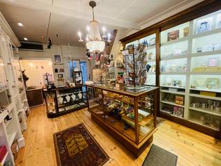  In het Historisch Hartje Brugge , vlakbij Het Walplein, Het Begijnhof, Het Minnewater en de Katelijnestraat ,<br /> CHARMANT PITTORESK HANDELSPAND va<u><strong>n 44 m² op gelijkvloers met stadspatio,</strong></u> <u><strong>1é Verd 30 m² + mezzanine van 10m²</strong></u><br />omvat: op het gelijkvloers de eigenlijke handelsruimte, stadpatio, toilet, kitchinette/bureau. Op de 1é Verdieping een ontzettend sfeervolle ruimte van 35m2 + een mezzanine van 10m² .<br />Ben je op zoek naar een uniek  pittoreske charmant  winkelruimte  op een toplocatie in het historische Brugge<u><strong> om te huren voor MAXIMUM 1 JAAR, EEN POP-UP STORE , een handelshuur van korte duur ? </strong></u><br /><br />huurvoorwaarde: 1200  euro per maand , snel beschikbaar !