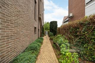 <p>Solide opbrengstgebouw met een architecturale meerwaarde, gelegen in centrum van Strombeek-Bever. Het gebouw is vergund als 2 eenheden en is ingedeeld als volgt: een duplexappartement (135m²) met 4 slaapkamers, een badkamer, een ingerichte keuken, woon- en eetkamer met rechtstreekse toegang tot het terras en de tuin. Het appartement (101m²) op de 2e verdieping bestaat uit een ingerichte keuken, een woon- en eetkamer met toegang tot het terras, 2 slaapkamers en een ruime badkamer. Op straatniveau zijn er nog 2 aparte garageboxen, telkens met een bijhorende kelder met de aansluiting voor een wasmachine. Het gebouw beschikt over aparte tellers voor gas en elektriciteit + tussentellers voor het water en is overal voorzien van aluminium ramen met dubbele beglazing. EPC: D (duplex) en B (appartement 2e). Ideaal om één groot appartement zelf te gebruiken en het tweede appartement te verhuren als belegging! Mogelijke huurinkomsten na vernieuwingswerken: 2900 EUR/mnd (1600 EUR + 1300 EUR).</p>