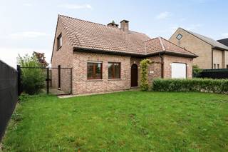 Op een toplocatie in Putte bevindt zich deze karaktervolle woning met 3 (mogelijks 4) slaapkamers, een ruime garage en berging, gelegen op een schitterend perceel van maar liefst 1055 m². U geniet hier van een uitstekende bereikbaarheid via belangrijke invalswegen, alsook op fietsafstand van het centrum met winkels, scholen en openbaar vervoer.<br /><br />We betreden de woning via de inkomhal met gastentoilet. De lichtrijke leefruimte kunt u inrichten met een gezellige zithoek en aparte eetplaats en biedt overigens een prachtig zicht op de tuin. Aansluitend bevindt zich de keuken met alle essentiële toestellen, met aanpalend een praktische, aparte berging/wasplaats met douche. Verder vindt u op het gelijkvloers nog een eerste slaapkamer en de inpandige garage. De mooie aangelegde tuin met terras vormt een oase van rust, waar u in alle privacy kunt genieten van zonnige dagen in een groene omgeving. <br />Op de eerste verdieping bevinden zich 3 slaapkamers, een apart toilet, alsook een tweede badkamer met ligbad en dubbele lavabo. <br />De woning werd voorzien van zonnepanelen, waardoor het EPC slechts 191 kWh/m²/jaar (= label B) bedraagt.<br /><br />Dit is een uitstekende opportuniteit als u op zoek bent naar een ruime woning gelegen op een uniek perceel van 1055m². Contacteer ons voor meer informatie op 0479 13 63 69 of via info@boonstravastgoed.be<br /><br />Bijzonderheden:<br />- Perceel van 1055 m²<br />- Tuin en ruime garage<br />- 3 (mogelijks 4) slaapkamers