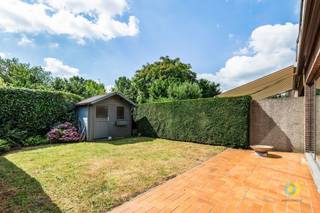 <p><span>In een rustige straat in Machelen vindt u deze goed onderhouden en charmante woning met garage, tuin en vier slaapkamers. Doorheen de jaren werden onder meer het dak, de ramen, de ketel, de ontkalker en de badkamer vernieuwd, waardoor de woning een verzorgde en comfortabele basis biedt voor wie op zoek is naar een praktische gezinswoning.</span></p><p><span>Via de inkomhal betreedt u de woning, met toegang tot een apart toilet en de leefruimte van 28,5 m². Deze aangename leefruimte sluit mooi aan op de eetkamer en open keuken, waardoor er een vlotte verbinding ontstaat tussen koken, tafelen en ontspannen. Zowel de keuken als de eetkamer geven rechtstreeks uit op de buitenruimte. De tuin is mooi afgebakend en bestaat uit een terras en groenzone, aangevuld met een praktisch tuinhuis. Hier geniet u van een rustige plek om buiten te eten, kinderen te laten spelen of gewoon even te ontspannen na de werkdag. Op het gelijkvloers bevinden zich daarnaast nog een kleine berging en een aparte garage. Op de eerste verdieping zijn er vier slaapkamers en een vernieuwde badkamer, wat de woning bijzonder geschikt maakt voor gezinnen of wie extra ruimte zoekt voor bureau, hobby of logeerkamer.</span></p><p><span>Een verzorgde woning met tuin, garage en vier slaapkamers op een rustige ligging in Diegem. Plan vandaag nog uw bezoek en ontdek zelf het wooncomfort dat deze woning te bieden heeft.</span></p><p><span> </span></p>