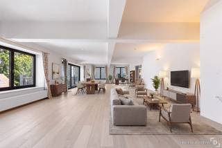 Appartement met een bewoonbare opp. van ca 300m² en garage op toplocatie te koop in centrum IeperIn de Schotlandstraat, aansluitend aan de Leet van Ieper, vinden we residentie 'Leet en Loft'.Dit appartement geniet van een royale bewoonbare oppervlakte van maar liefst 299m² die zich strekt over de gehele tweede verdieping, een zeer centrale locatie en een eigen garage.Indeling:GLV: Garage - bergruimteV+2: Inkom - leefruimte met parketvloer - keuken voorzien van frigo met vriesvak, microgolf, heteluchtoven, keramisch kookblad en vaatwas - wasruimte - hal - 2 slaapkamers, elk voorzien met hun eigen badkamer met douche - 2 aparte toiletten - bergruimteExtra's:* EPC: B* CV op gas met vloerverwarming en radiatoren* Toplocatie* Zeer ruime bewoonbare oppervlakte* Ventilatiesysteem: C